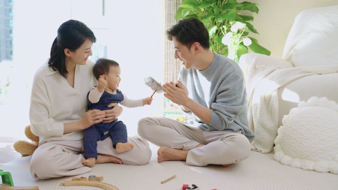 年轻夫妇在家带孩子