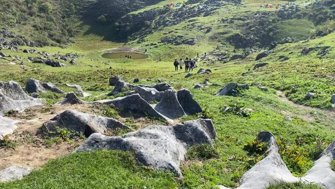 夏天露营山顶的早晨阳光风景