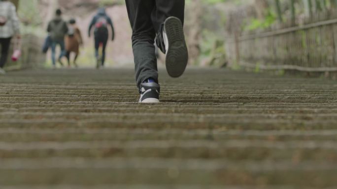 大学生 男生登山拍照 面部脚步特写