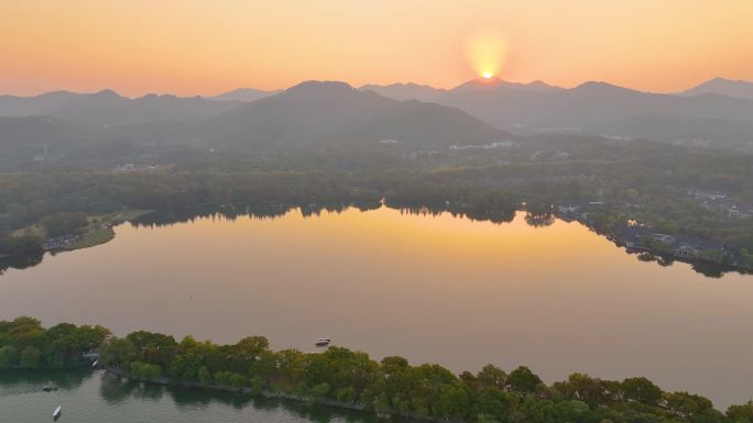 唯美夕阳西下杭州西湖苏堤航拍美景大自然风