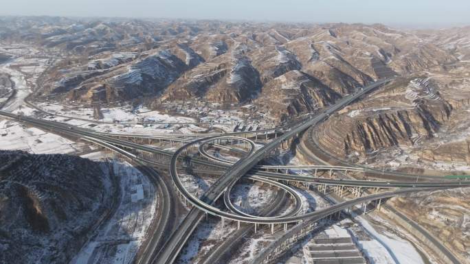 航拍冬天下雪后的高速公路枢纽