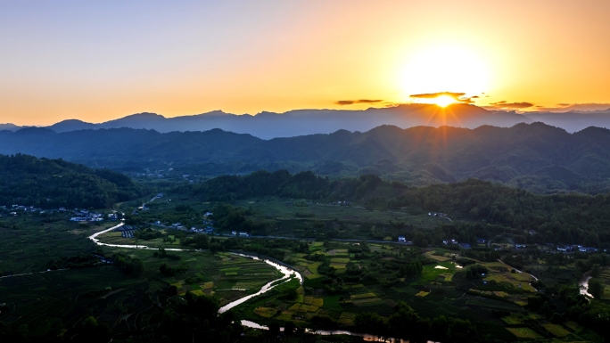 大山山脉日落太阳落山