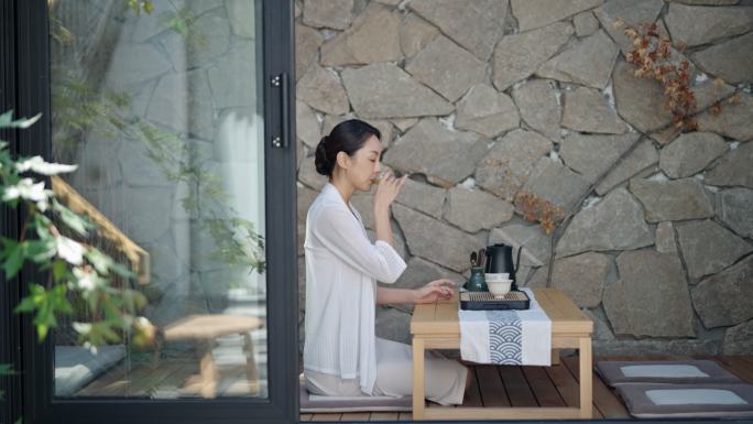 年轻女子在茶室里品茶