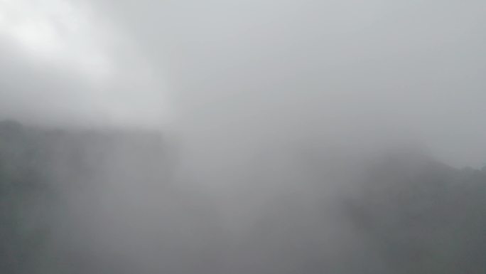云雾里的山峰