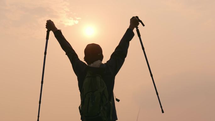 登山爬山登顶遥望剪影