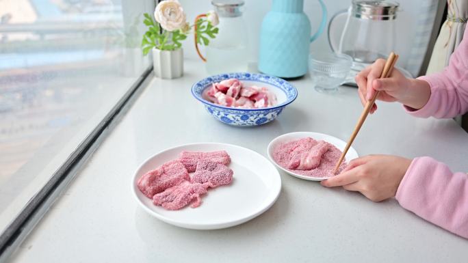 湖南红粉蒸肉制作过程