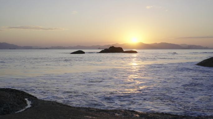 海边夕阳日落，浪花拍打沙滩和礁石带声音