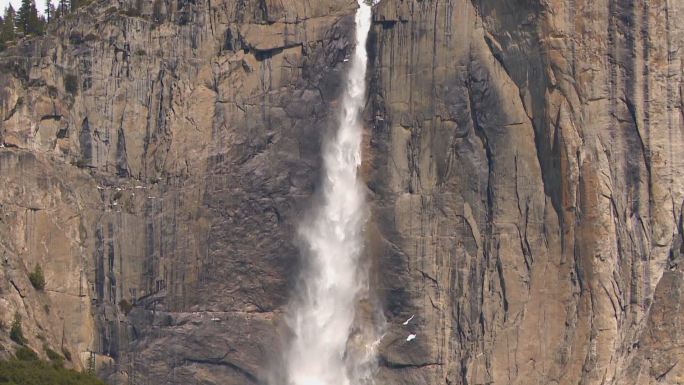 在美国加利福尼亚州的约塞米蒂国家公园，水从落基山脉倾泻而下