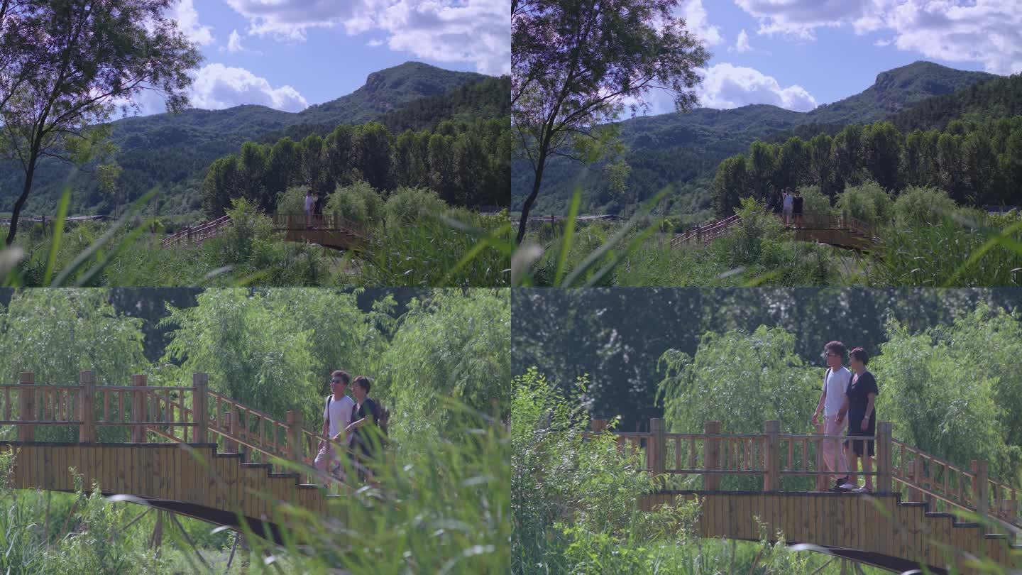 情侣在游山玩水拍照打卡蓝天白云3