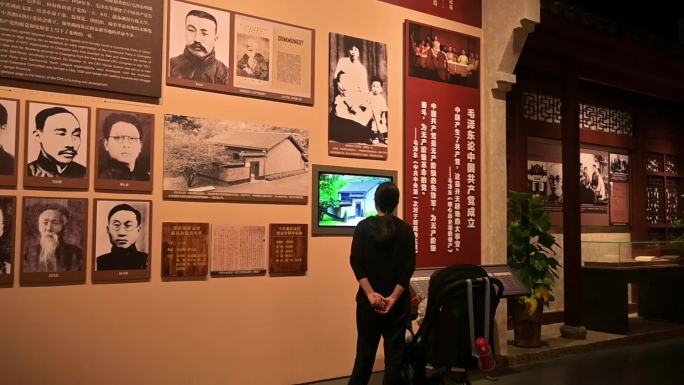 游客参观清水塘伟人故居历史视频