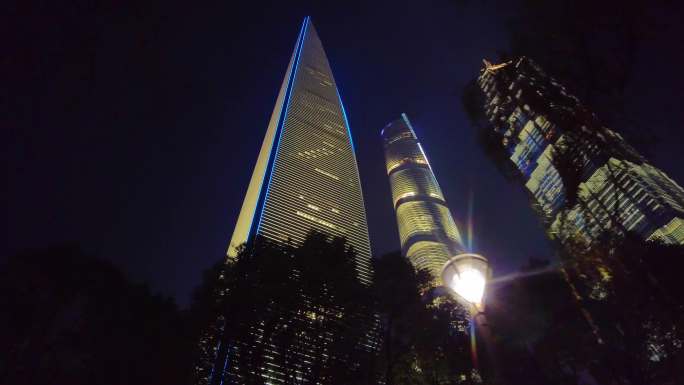 夜晚仰望陆家嘴上海中心大厦夜景风景视频素