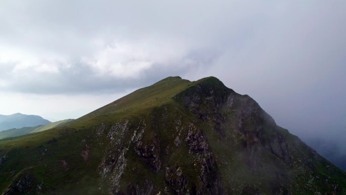 云雾下的山峰