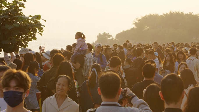 公园人群人流逆光城市人文