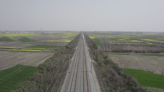 动车穿过乡村铁路