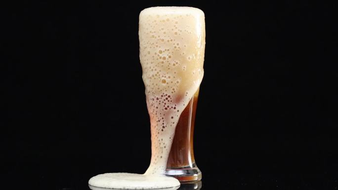 精酿原浆倒啤酒酒花碰撞啤酒沫溢出啤酒气泡