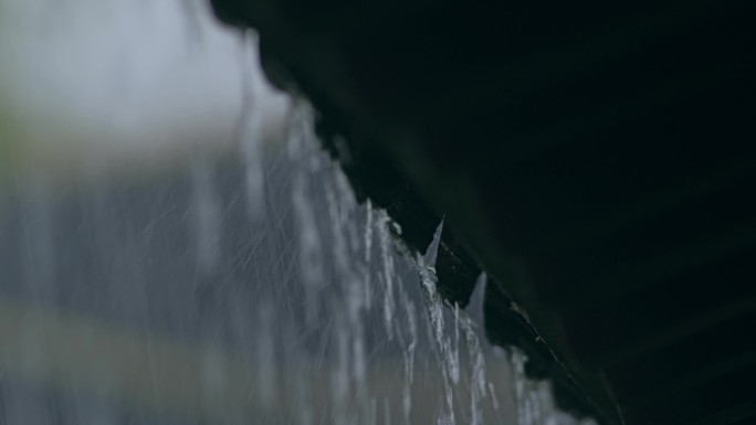 屋檐雨水雨滴滴下