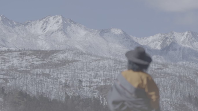 甘孜 19   藏族人看雪山