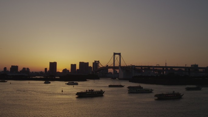 日本东京，台场，东京湾漂浮的船只