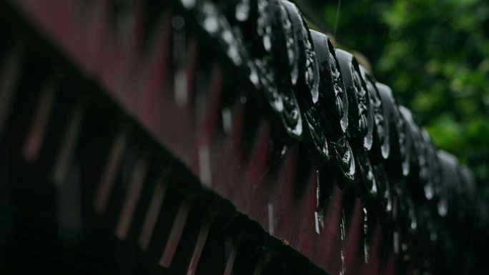 屋檐雨水雨滴滴水滴落