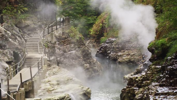 在日本秋田县的小水教温泉冒出的蒸汽