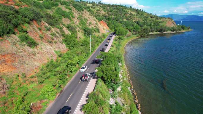 车队行驶在洱海公路上