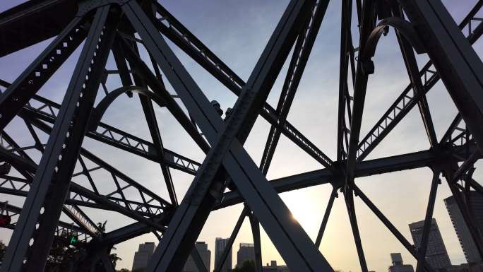 上海外滩乍浦路桥钢架逆光升格长镜头
