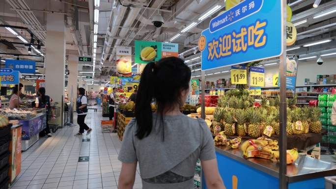 亚洲年轻女子超市购物选购榴莲