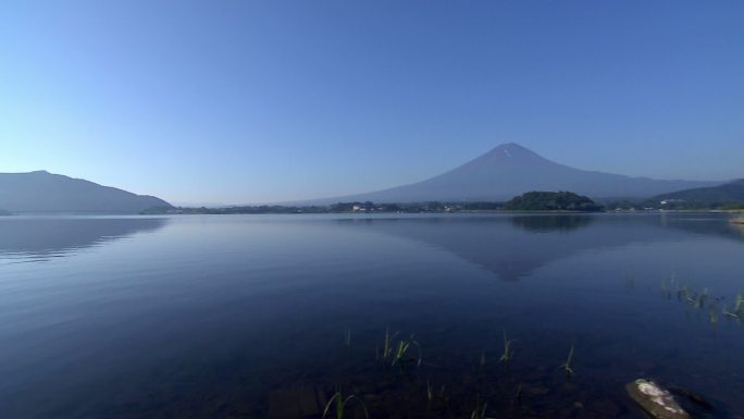 富士山倒映在湖面上