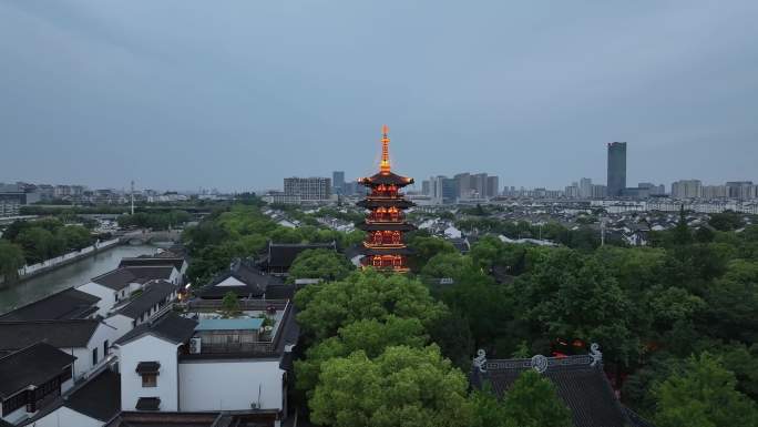 亮灯的寒山寺