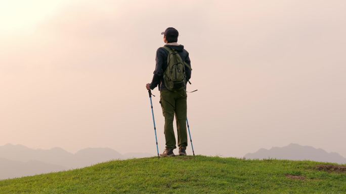 登山登顶遥望远方