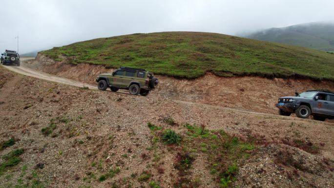 高山上行驶的越野汽车车队