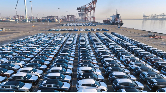 港口汽车排列整齐轿车出口外贸交易
