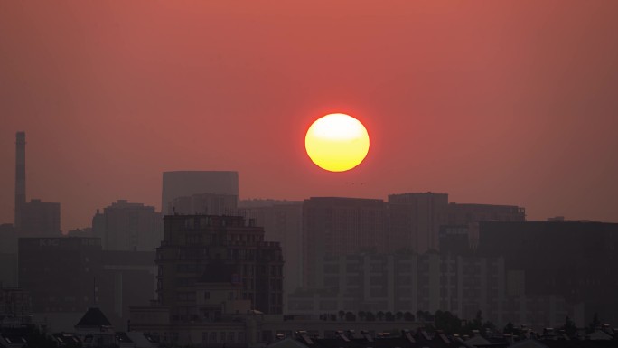 太阳在城市建筑中升起