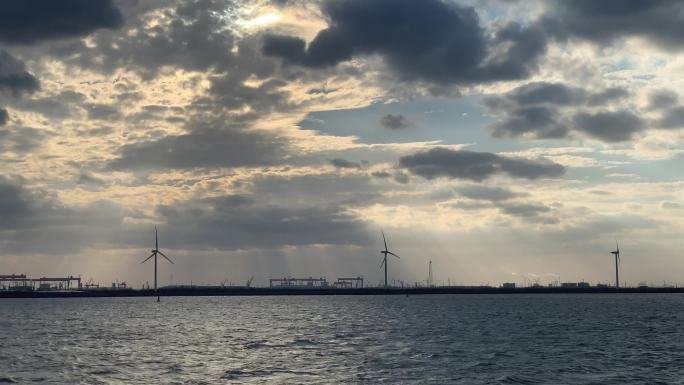 海岸线和码头 岸堤上的风车 傍晚夕阳