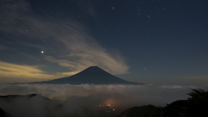 在夜间，从猪头山口拍摄的富士山的延时照片