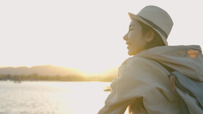 年轻女子在颐和园旅游