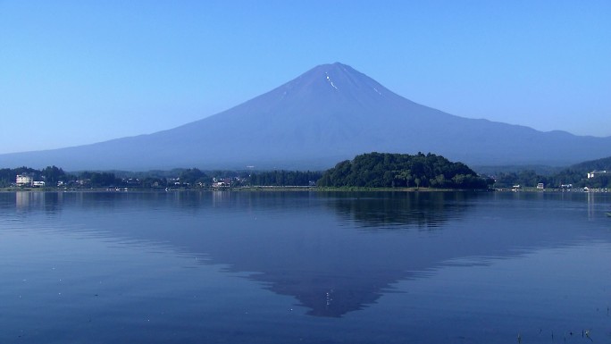 富士山倒映在湖面上