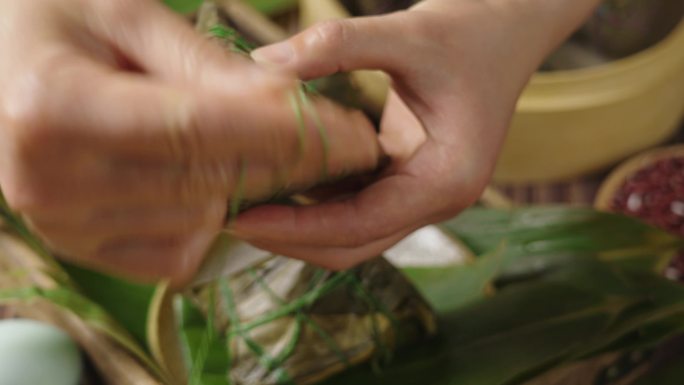 端午节拆粽子吃粽子