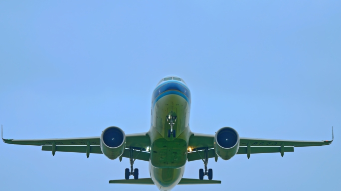 飞机飞过天空