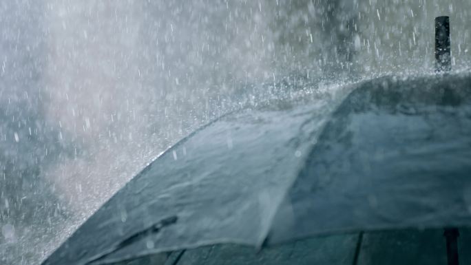 雨中街道行人黑色雨伞