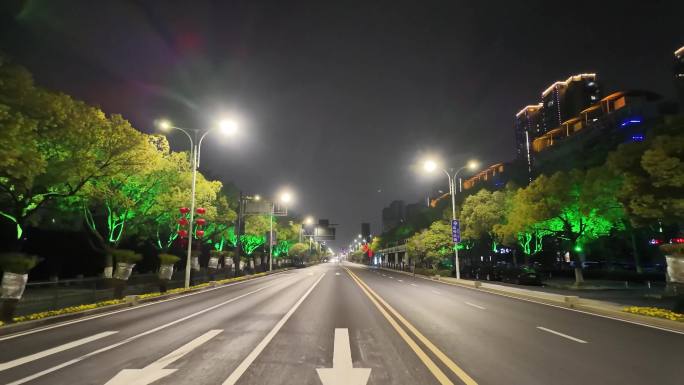 城市夜晚开车第一视角汽车窗外沿途风景马路