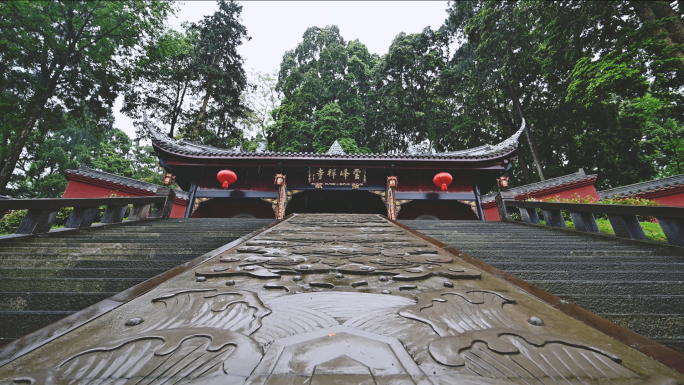 桢楠王公园云峰寺雨景寺庙建筑