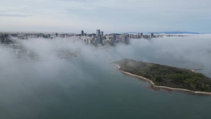 未调色平流雾沿海城市风光（西海岸新区）