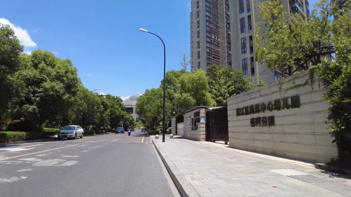 杭州奥体街遥望远处的奥体中心