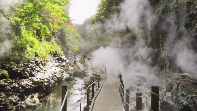 在日本秋田县的小水教温泉冒出的蒸汽