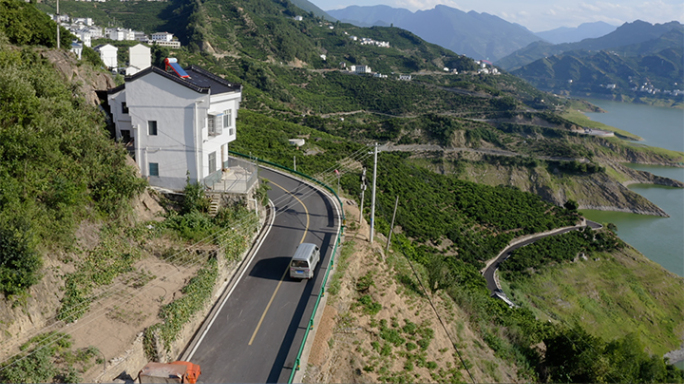 长江三峡乡间道路穿行的面包车航拍