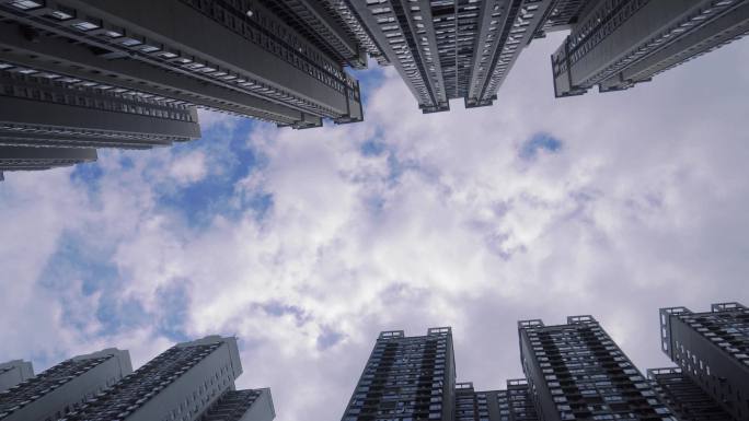 仰拍高楼天空晴朗云层流动