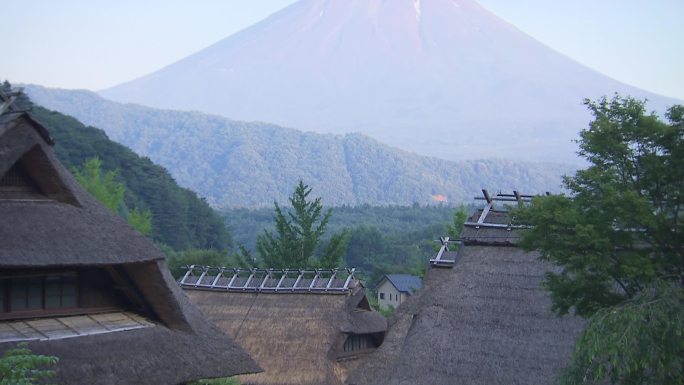 茅草屋顶的房子和日本富士山