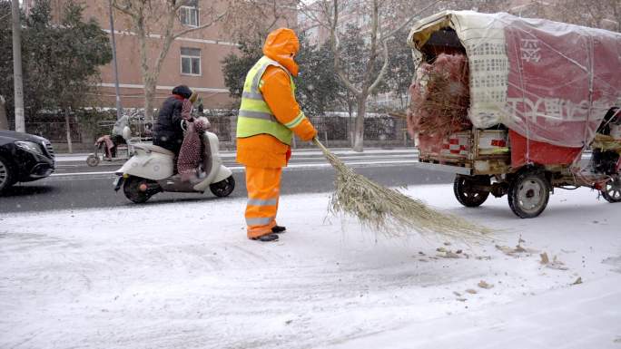 大雪暴雪天气环卫工人在清扫落叶除雪