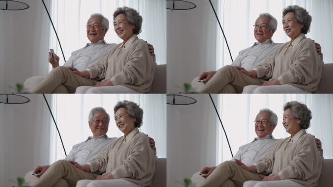 老年夫妇在家看电视